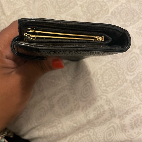 💕CHANEL
Caviar Kisslock Wallet - Picture 6 of 12